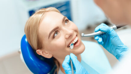 blescec nasmeh v dentalni akademiji